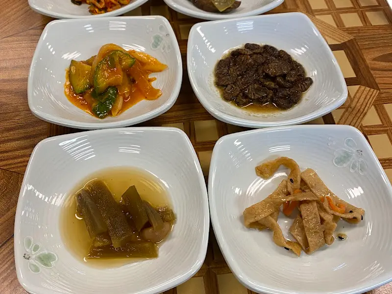 정갈하게 담긴 밑반찬