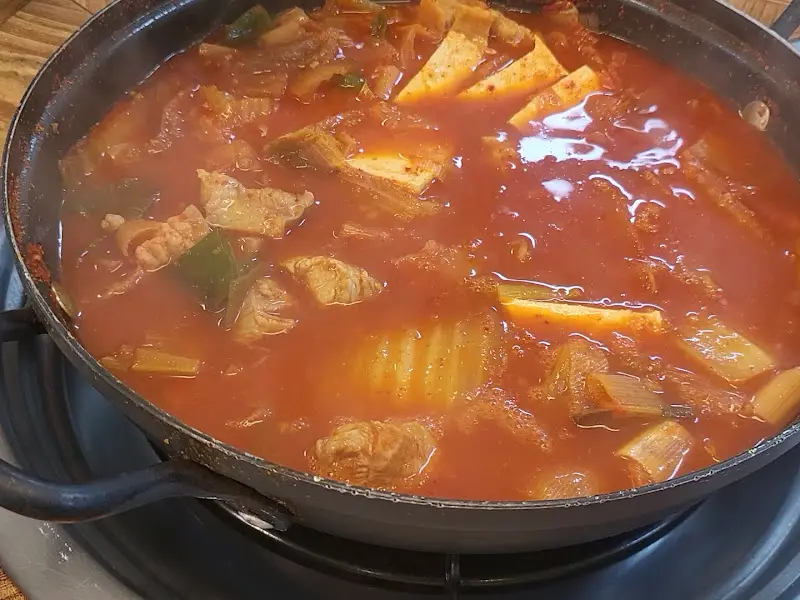 돼지고기와 두부가 듬뿍 들어간 김치찌개