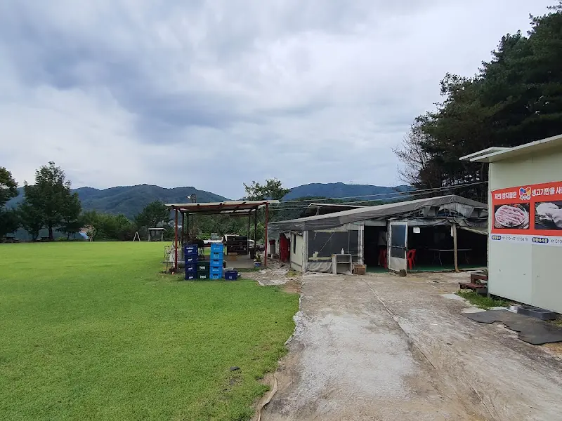 넓은 잔디밭과 식당 전경