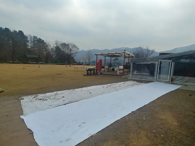 넓은 잔디밭과 식당 외부 테이블