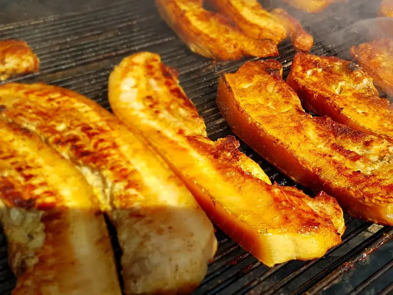 숯불에 구워지는 삼겹살