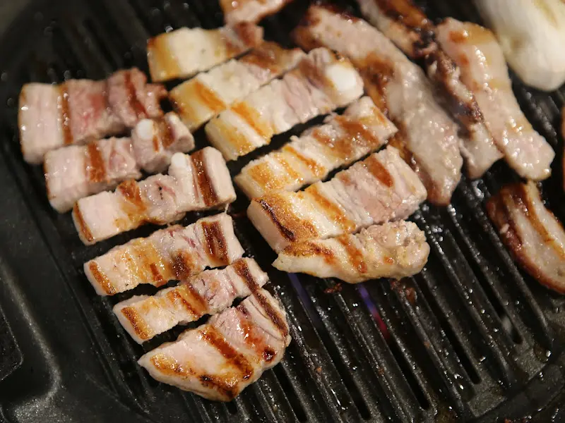 불판 위에서 맛있게 익어가는 삼겹살