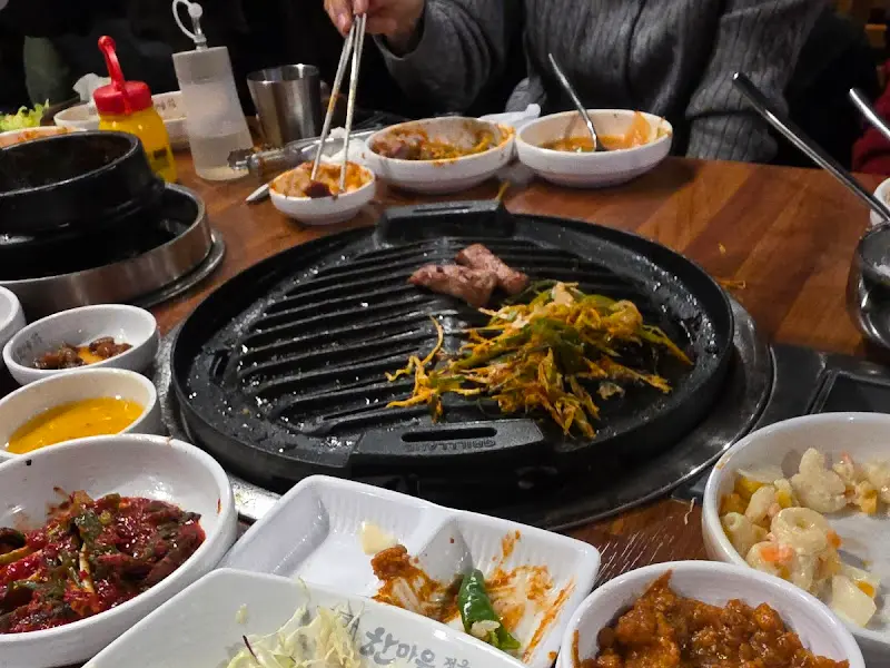 불판 위에서 구워지고 있는 돼지고기