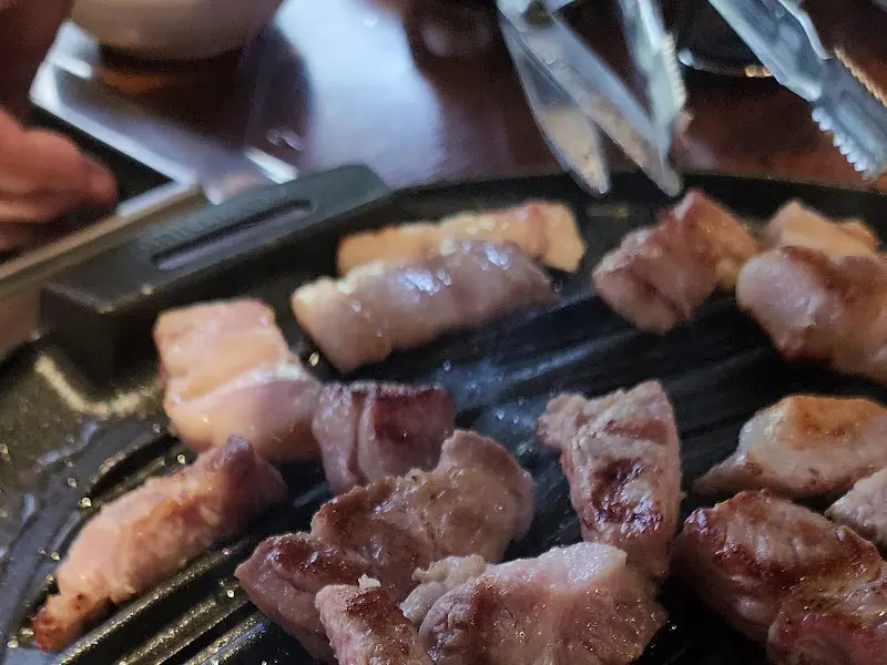 불판 위에서 익어가는 돼지고기