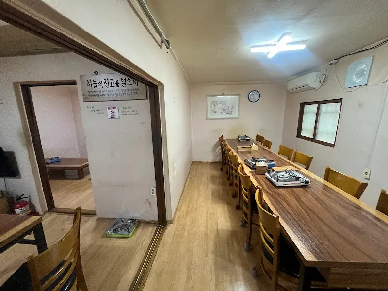 넓은 식당 내부