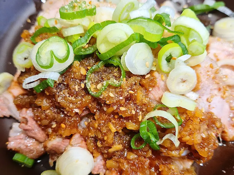 흑마늘 소스를 곁들인 수육