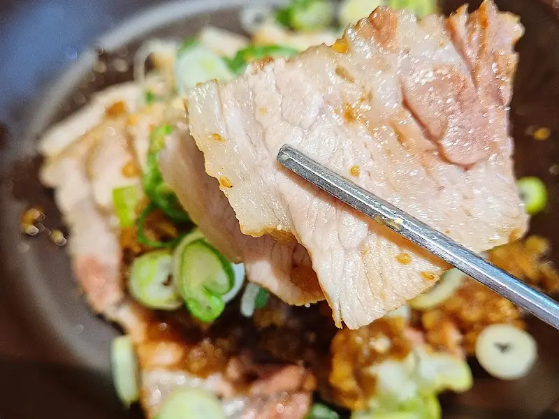 젓가락으로 집은 수육