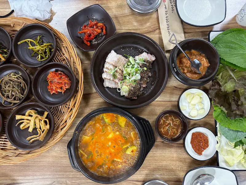 다양한 각도에서 촬영된 음식 사진