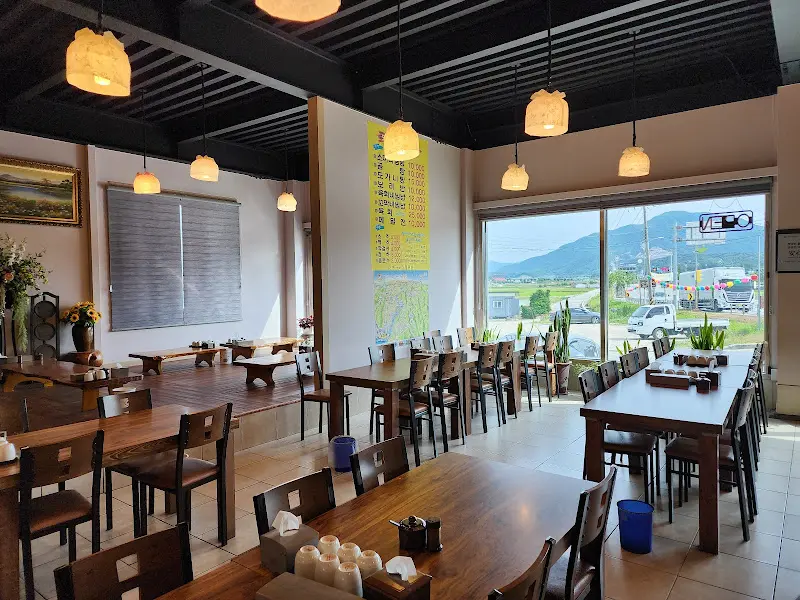 넓고 깨끗한 식당 내부