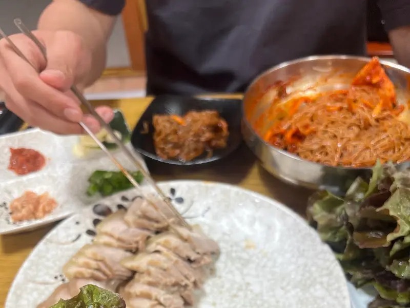 수육과 회 막국수 한상차림