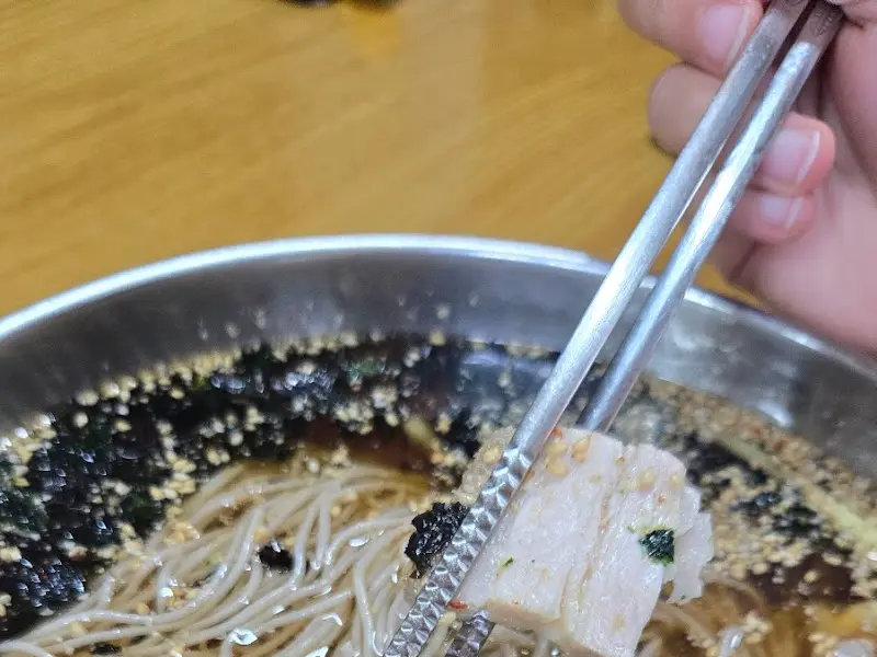 젓가락으로 집어 올린 수육