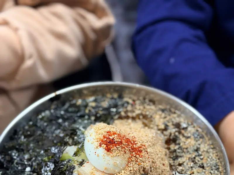 김 가루가 듬뿍 뿌려진 막국수