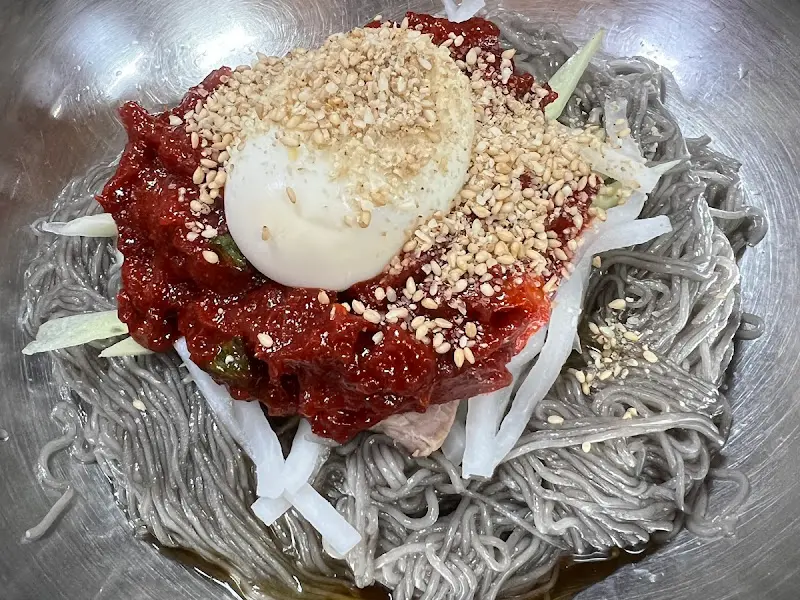 양념이 듬뿍 올려진 막국수