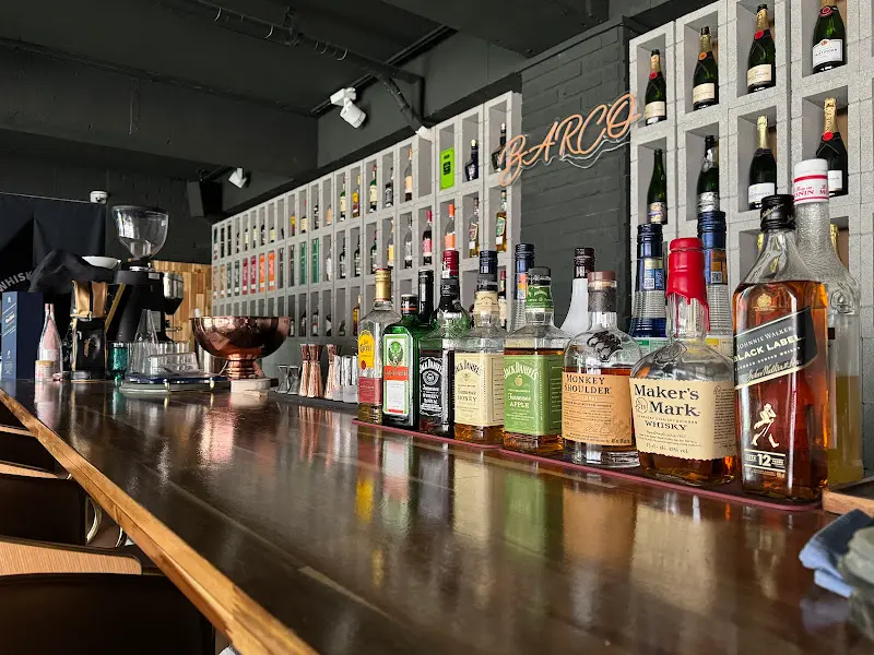 다양한 술병이 진열된 바 테이블