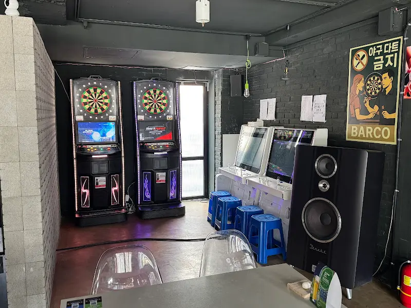 다트 기계와 오락기가 있는 2층 공간