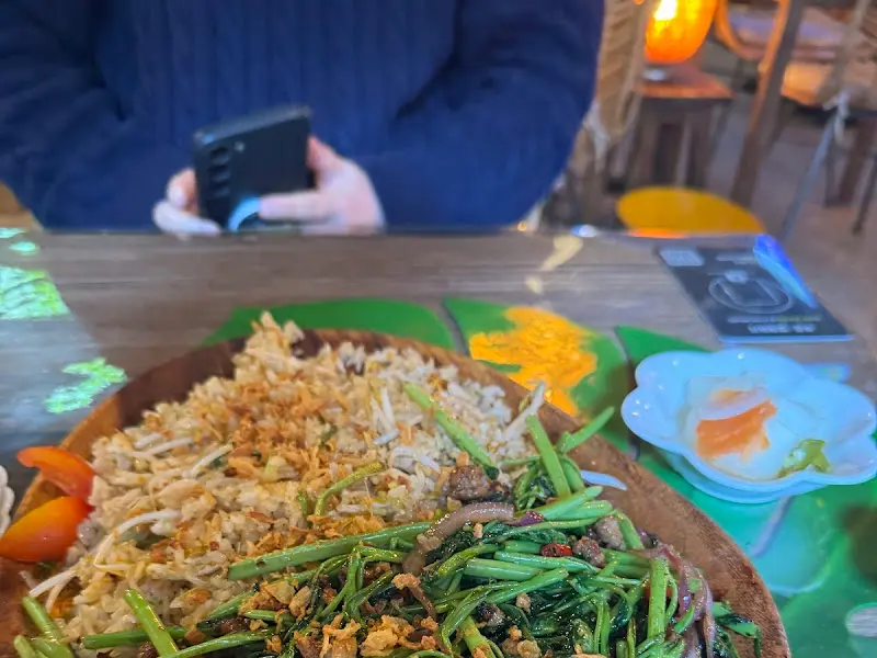 쿤의 공심채 볶음밥과 계란 후라이