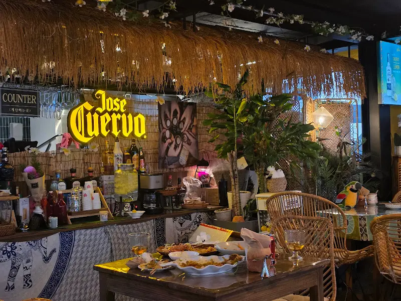 쿤에서 맛있는 식사를 즐기는 사람들