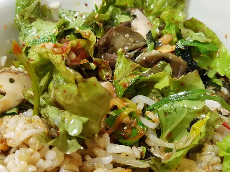 싱싱한 채소가 가득한 샐러드