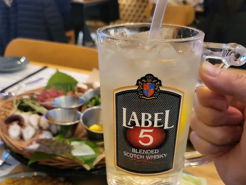 시원한 하이볼 한 잔