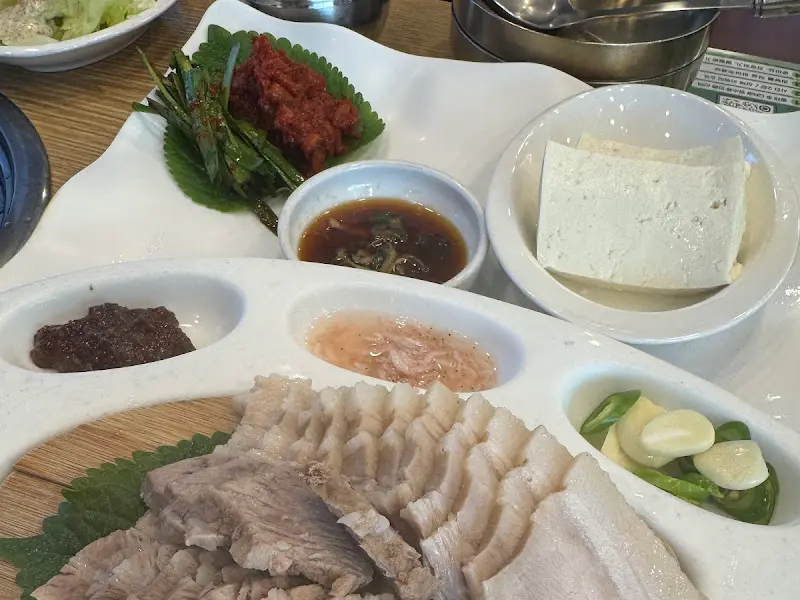 정갈하게 담겨 나온 보쌈