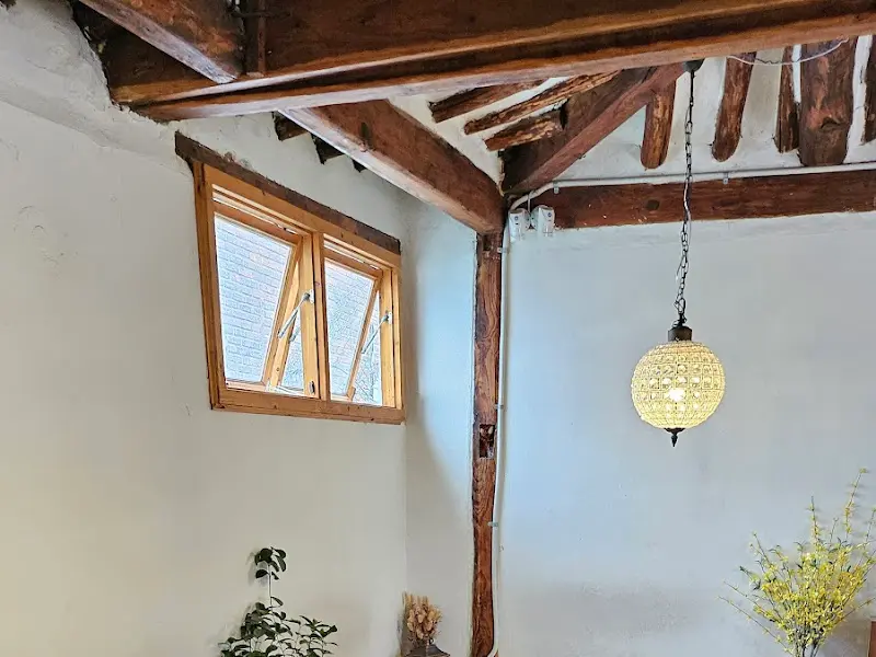 해로커피 내부의 아늑한 조명