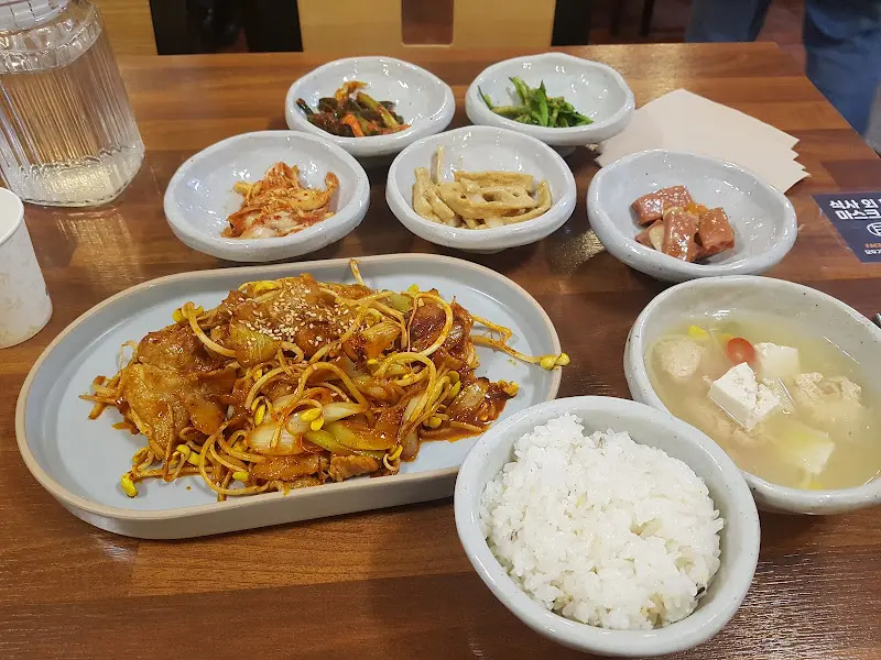 푸짐한 백반 한 상 차림