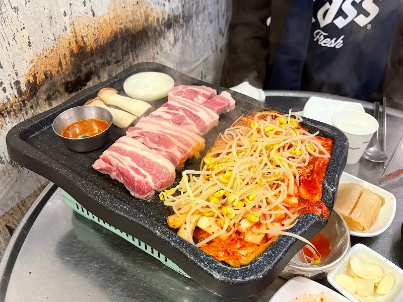 지글지글 익어가는 삼겹살과 김치