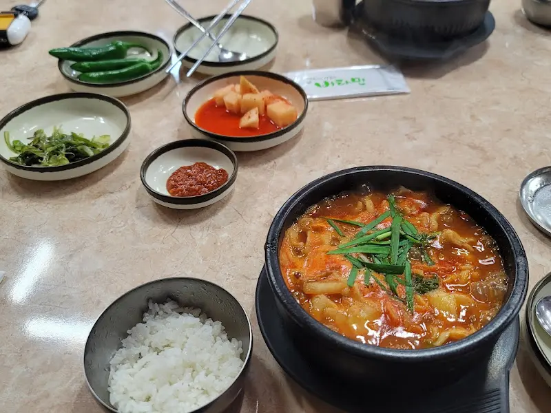 어탕과 밑반찬 전체 상차림