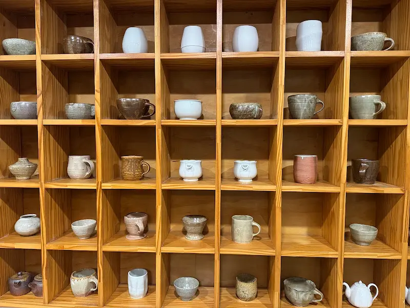 다양한 종류의 도자기 컵들이 진열된 모습