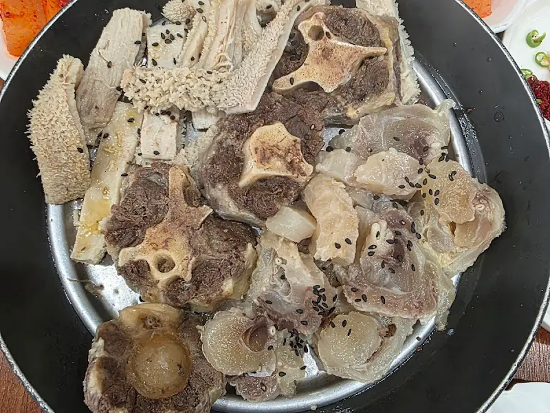 수육 한 접시가 푸짐하게 담겨 있는 모습