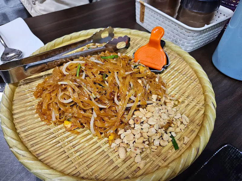 푸짐한 양과 맛을 자랑하는 팟타이