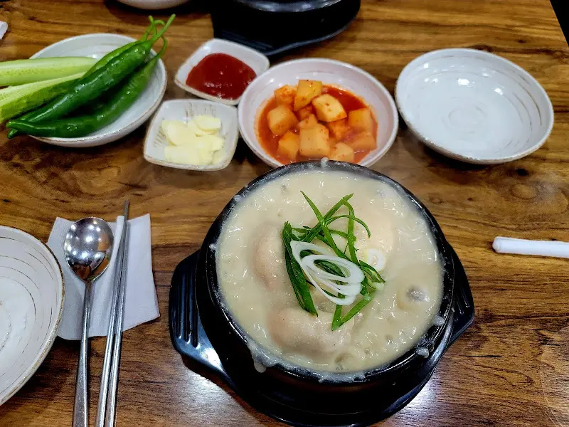 들깨 삼계탕과 밑반찬이 정갈하게 차려진 모습