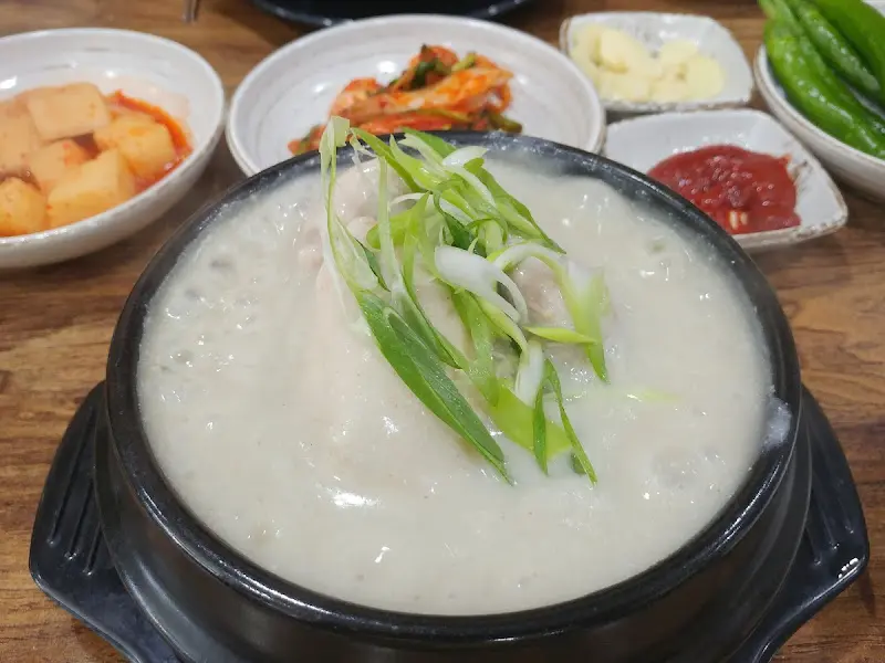 들깨 삼계탕 위로 파가 듬뿍 올려진 모습