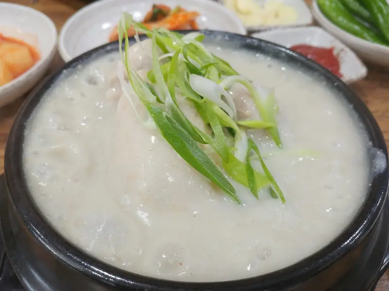 뽀얀 들깨 국물이 인상적인 삼계탕