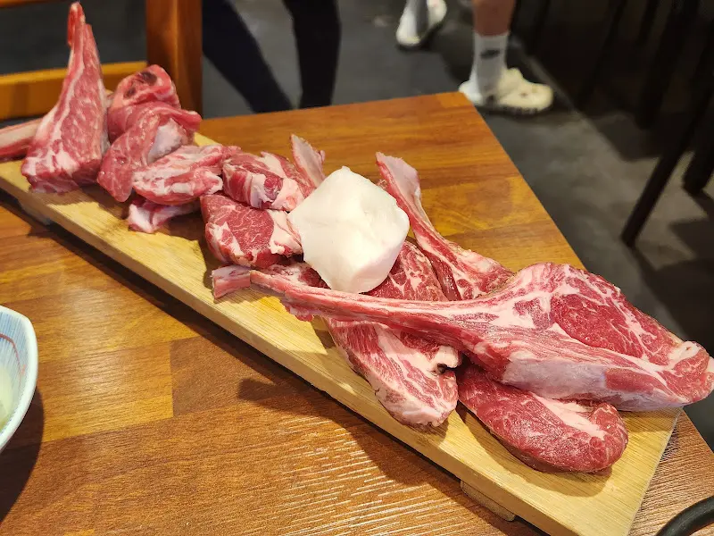 신선한 양갈비와 양등심