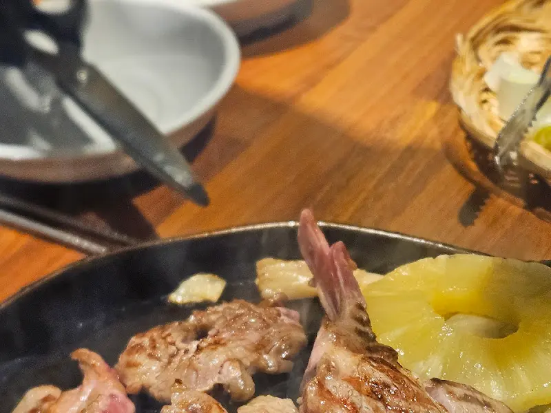 숯불 위에서 익어가는 양갈비