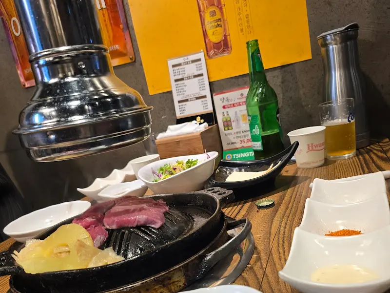 숯불 위에서 익어가는 양고기