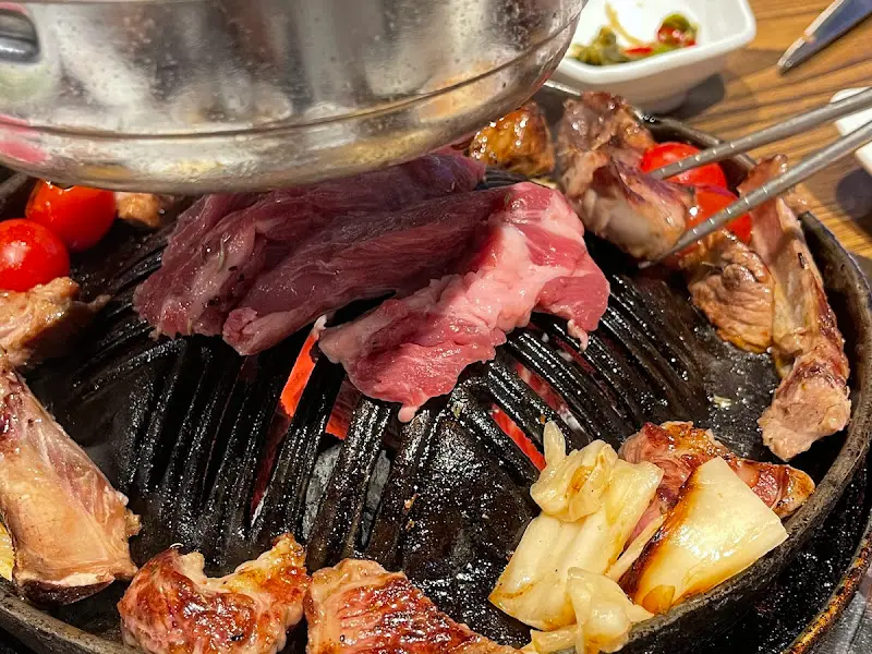 숯불 위에서 익어가는 양고기