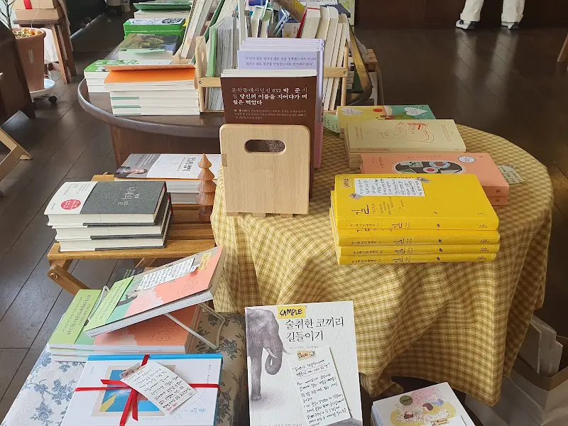 책이 진열된 모습
