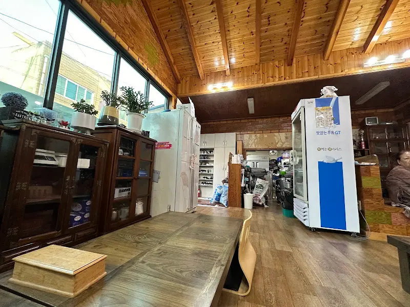 따뜻한 햇살이 쏟아지는 식당 내부