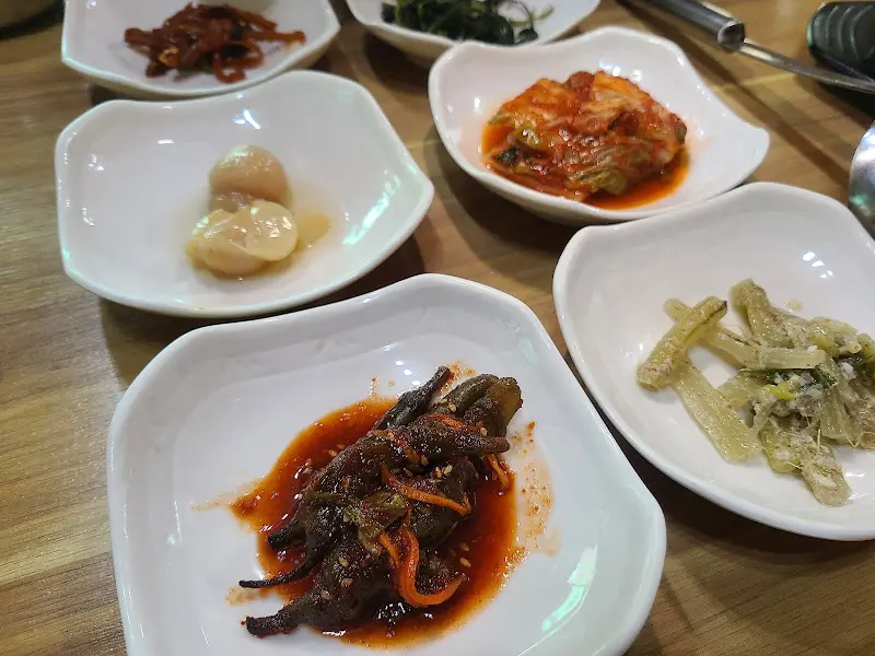 정갈하게 차려진 밑반찬들