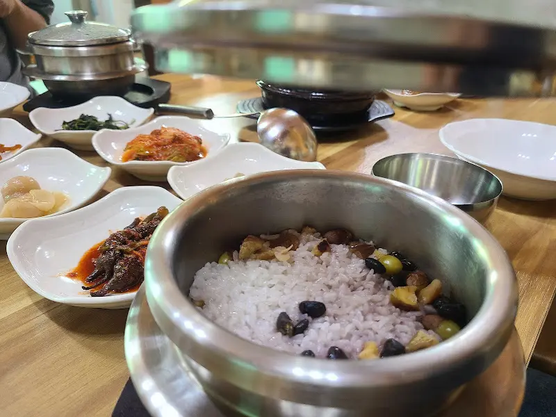 윤기가 자르르 흐르는 솥밥