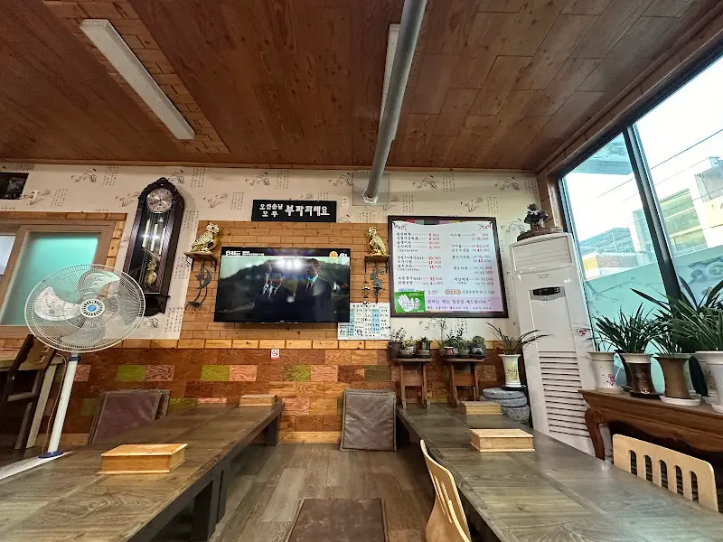 정겨운 분위기의 식당 내부