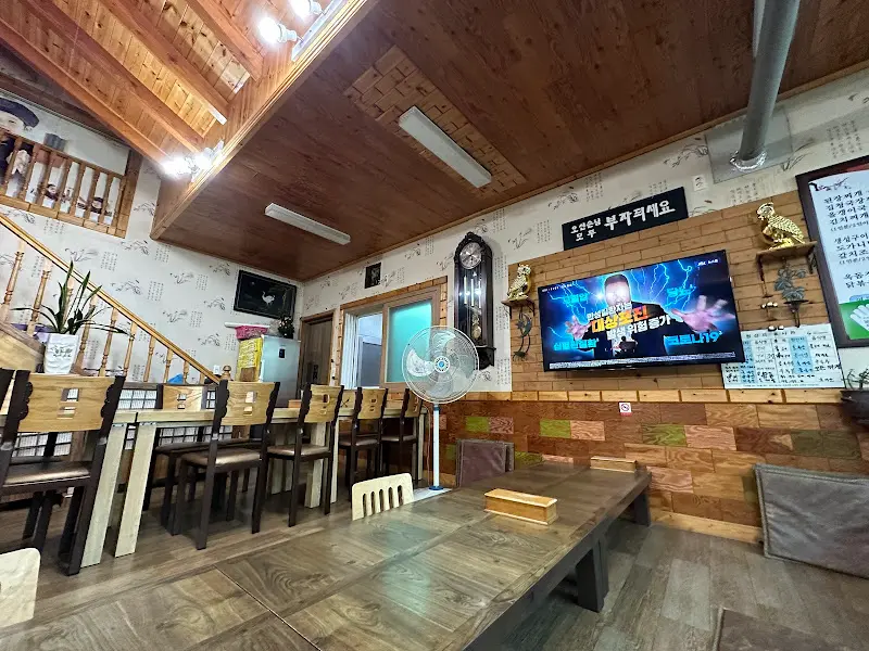 정겨운 분위기의 식당 내부