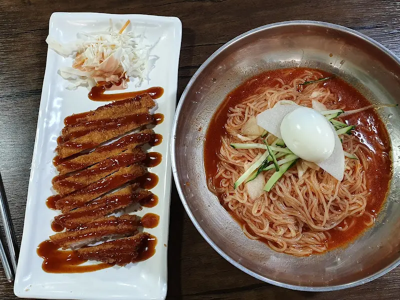 비빔밀면과 돈가스