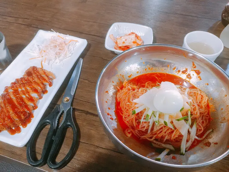 비빔밀면, 돈가스, 김치
