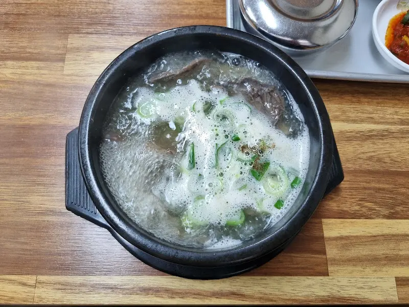 소머리국밥의 뽀얀 국물