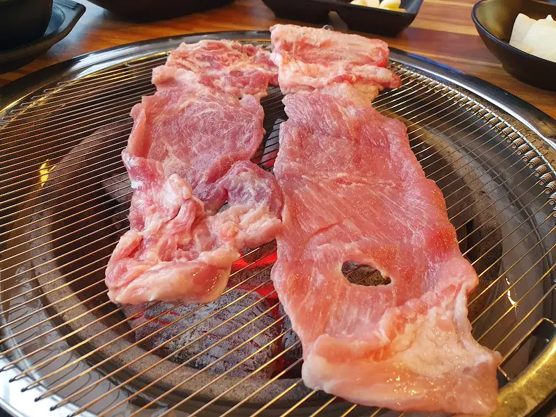 불판 위의 삼겹살