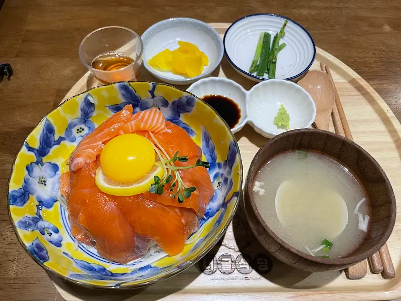 싱싱한 연어가 듬뿍 올라간 사케동