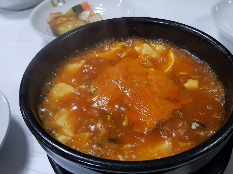 뚝배기에 담겨 나온 뜨거운 찌개